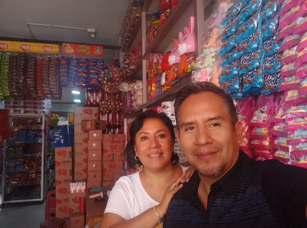 Los dueños de L & F Golosinas en el interior de la tienda