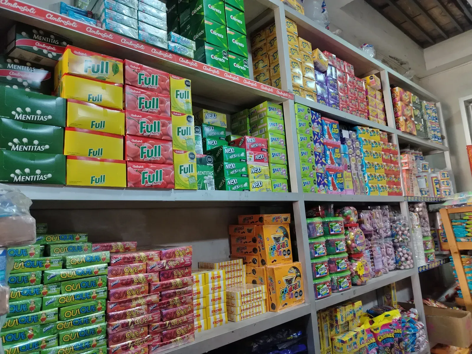 Estante con caramelos y chicles: Mentitas, Full, Clorets, Quique y Fruna