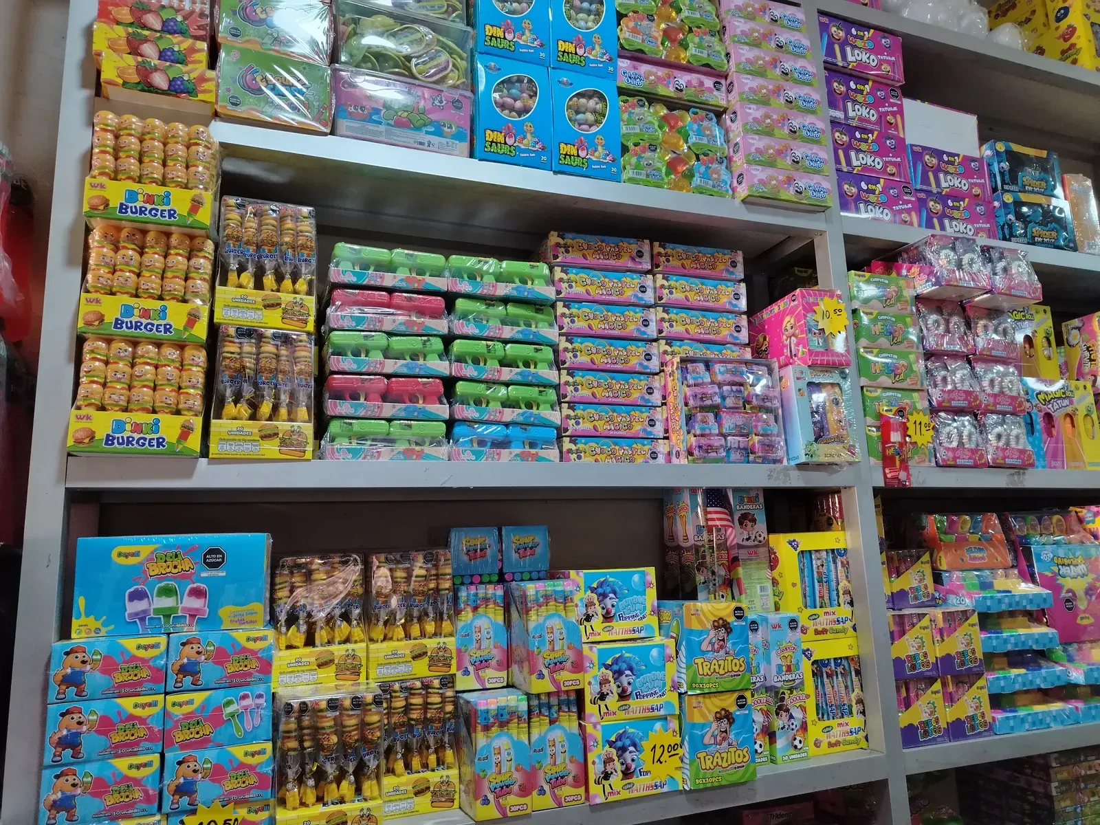 Estante con snacks y golosinas infantiles tipo Dinki Burger y Loko
