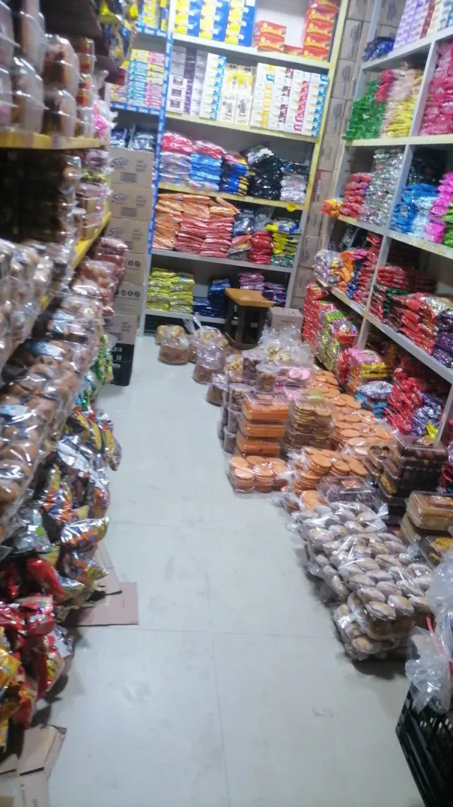 Pasillo con galletas y productos de panadería