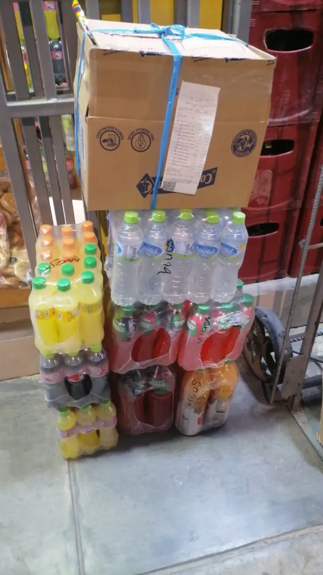 Pedido mayorista listo para entrega, con caja amarrada y boleta